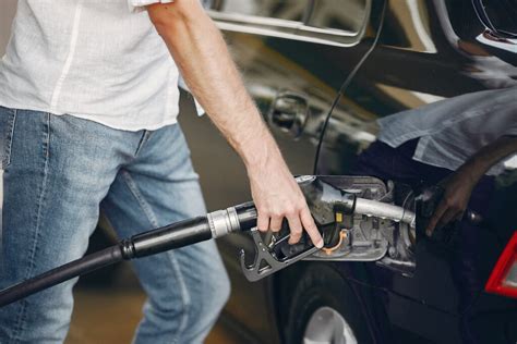 Įvairių tipų automobilių degalų bakai