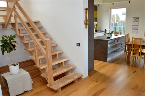 Medinių laiptų su posūkiu pavyzdys interjere