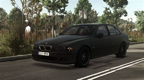 BMW E39 automobilio interjeras su televizoriaus ekranu