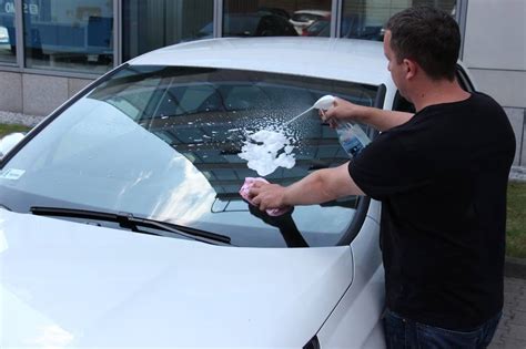 Automobilio priekinio stiklo valymas.