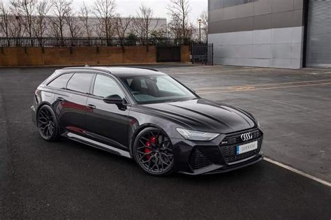 Audi RS6 su juodais R20 ratlankiais