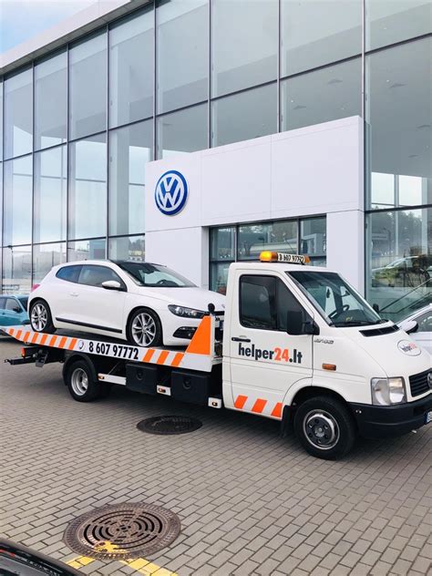 Tralas su automobiliu ant kelių