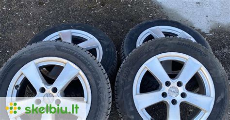 Honda CRV automobilis su skirtingais ratlankiais