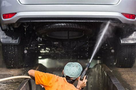 Automobilio dugno plovimas aukštu slėgiu