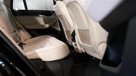 BMW X1 automobilio salono nuotrauka su kilimėliais