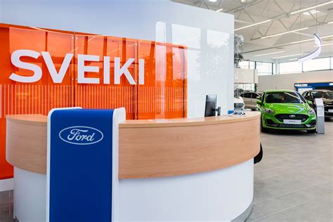 automobilių salonas su pardavėjais