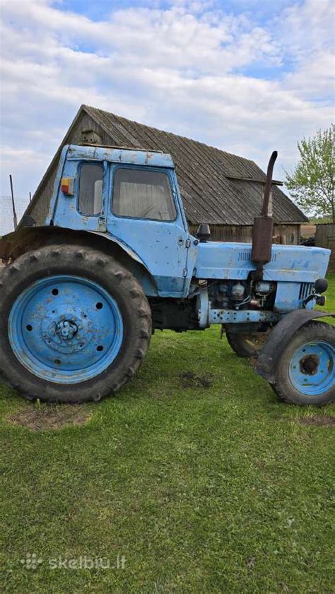 MTZ traktorius su sumontuotu hidrauliniu vairu