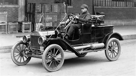 Henry Fordas prie Ford Model T automobilio