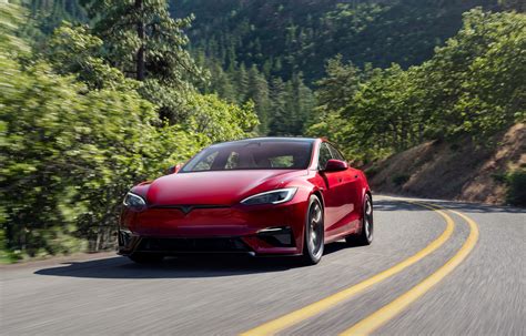 Tesla Model S su įjungtu autopilotu
