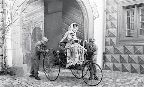 Bertha Benz su sūnumis prie „Benz Patent Motorwagen №1“