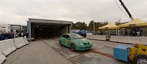 Vaizdas: ADAC crash test su neprisisegusiu galinio keleiviu