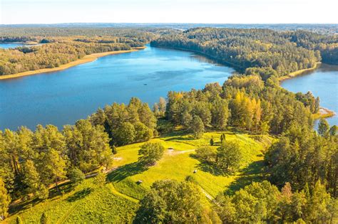 Peizažas Suomijoje su ežerais ir miškais