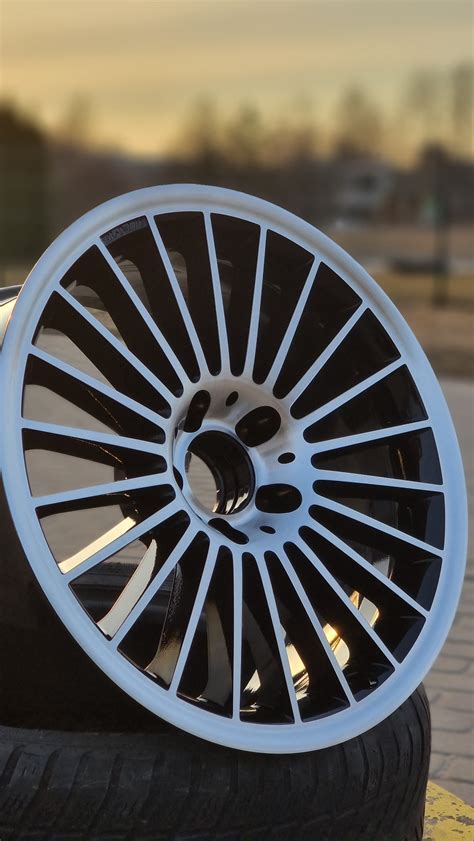 Skardinių ratlankių nuotrauka su automobilio ratų centru