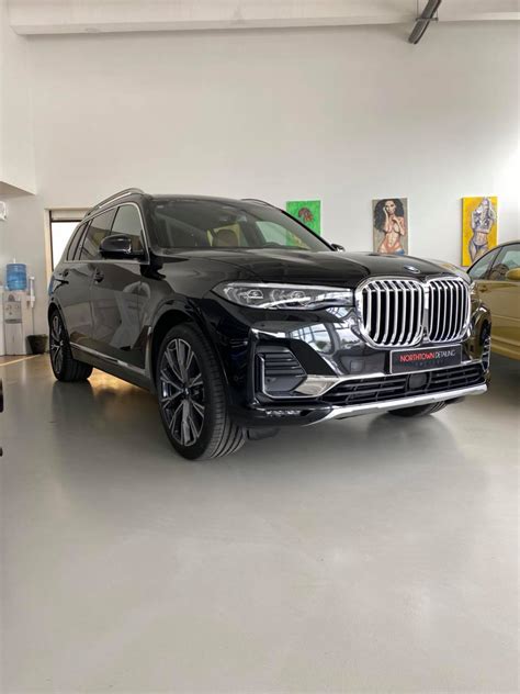 BMW automobilio priekinė dalis su juodais ženkliukais