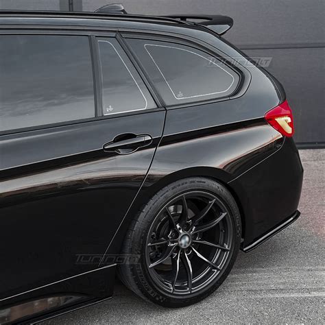 Skirtingų tipų BMW juodi ženkliukai: matiniai, blizgūs, pagaminti iš ABS plastiko ir anglies pluošto