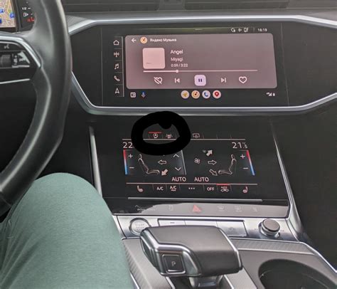 Audi A6 interjeras su ekranais