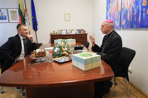 Vyskupas E. Bartulis prie vairo