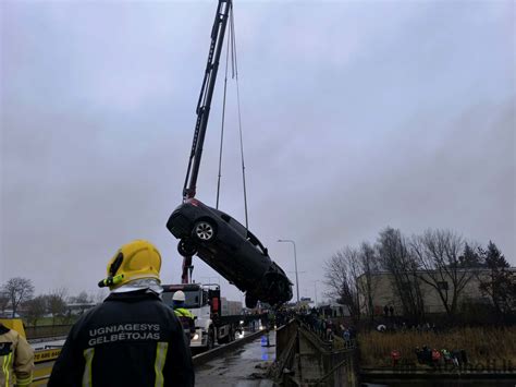 Sudaužytas automobilis po kritimo iš aukšto