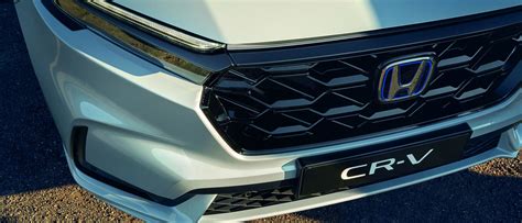 Vaizdas iš galo Honda CR-V su įjungtais galiniais žibintais
