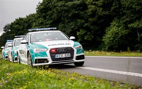Naujo policijos Audi A6 dizainas su žaliais akcentais ir užrašu 