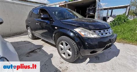 Nissan Murano automobilis su skirtingais ratlankiais