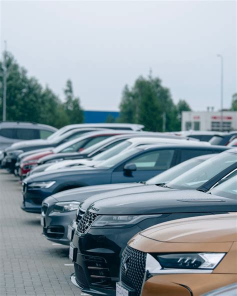 automobilių pardavimo aikštelės interjeras