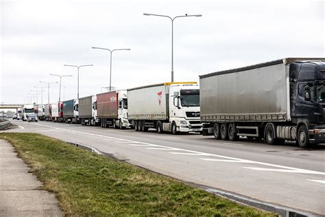 Įvairių tipų vilkikai ir puspriekabės