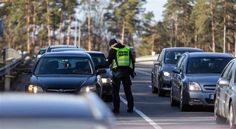 Policijos pareigūnai tikrina vairuotojų blaivumą