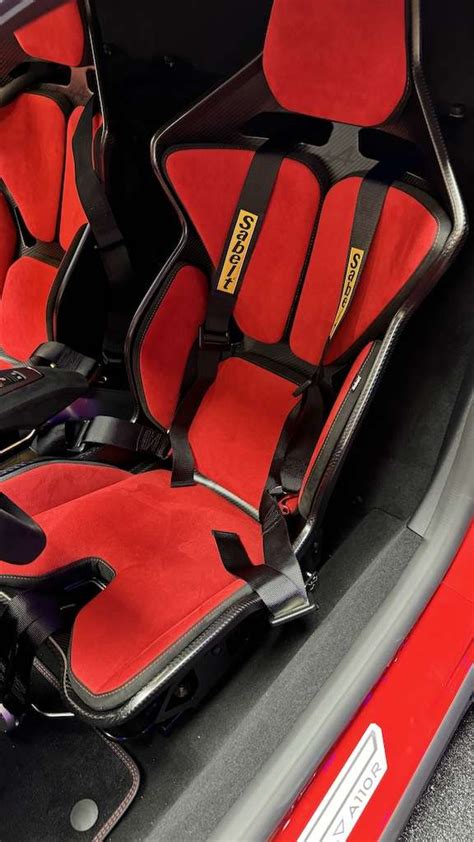 Alcantara apmušalai automobilio salone