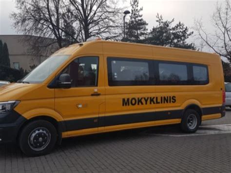 Mokyklinis autobusas ir policijos automobilis avarijos vietoje