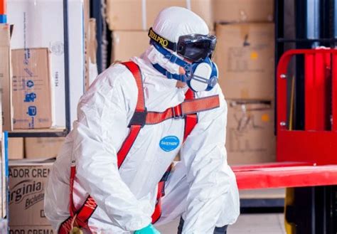 Darbuotojas, dėvintis apsaugos priemones dirbant su technika