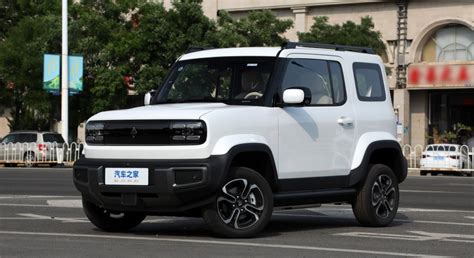 Baojun automobilis su arkliu emblemoje