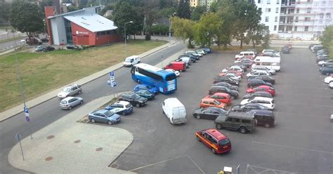 Netvarkingai pastatytas automobilis daugiabučio kieme