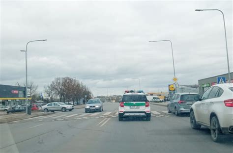 Automobilis važiuoja atbulas parkavimo aikštelėje