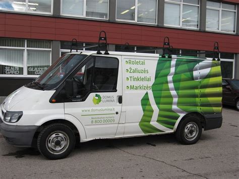 Procesas, kaip automobilis apklijuojamas reklama