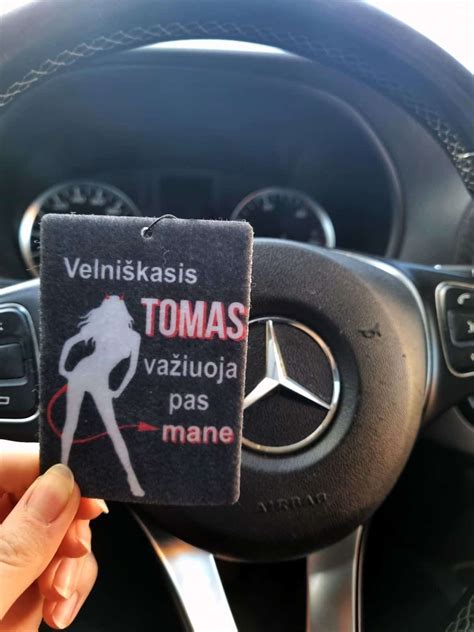 Vairuotojas keičia automobilio ratą