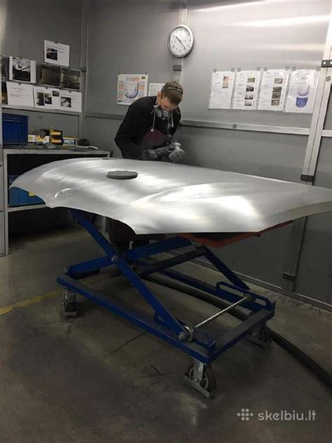 Darbuotojai dirba su automobilių detalėmis