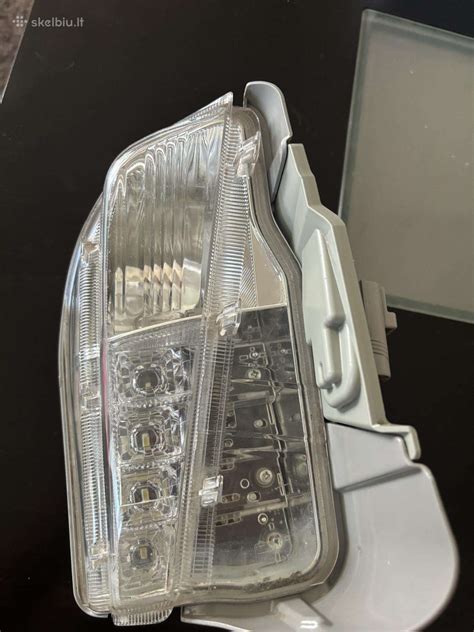 Toyota Prius su įrengtais LED dienos žibintais