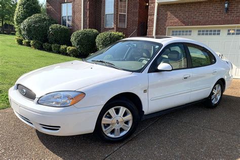 Ford Taurus 2004 interjeras