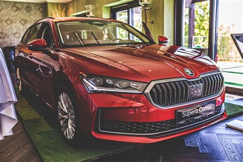 Skirtingi Škoda automobilių modeliai su aksesuarais