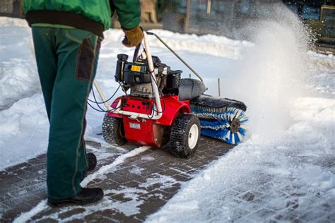 Automobilio valymas nuo sniego