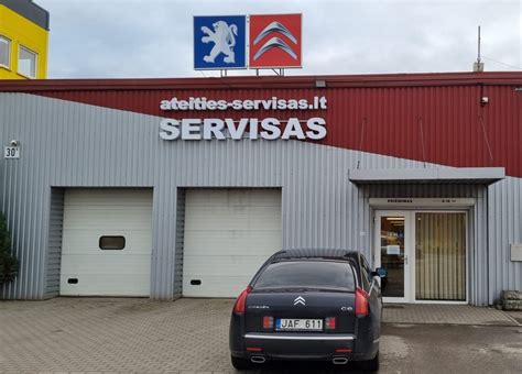 Serviso meistrai dirbantys su automobiliais