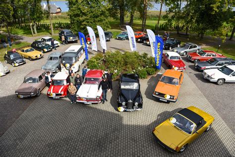 Istorinių Nissan automobilių kolekcija