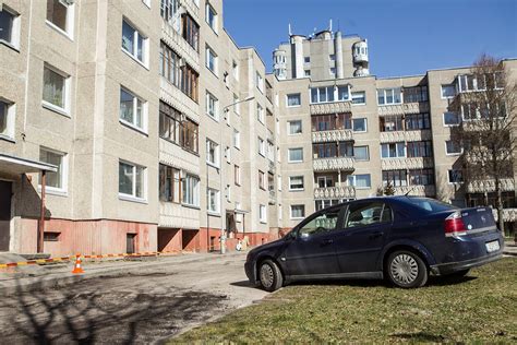 Nenaudojamas automobilis stovintis daugiabučio kieme