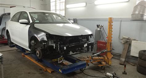 Profesionalus autoservisas, atliekantis kablio montavimo darbus