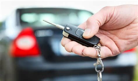 simbolis automobilio raktelis šalia automobilio