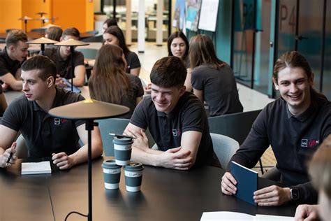 Studentai, besimokantys gretutines studijas