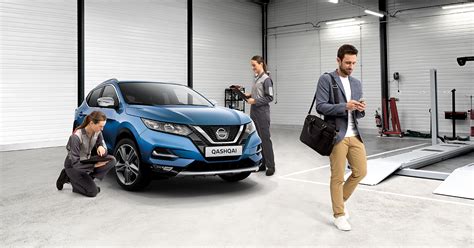 Serviso darbuotojai dirbantys su Nissan Qashqai