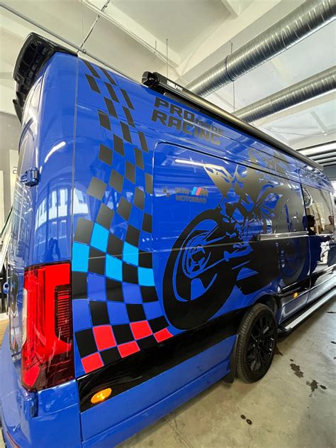 Įvairių spalvų švyturėliai ant specialių transporto priemonių