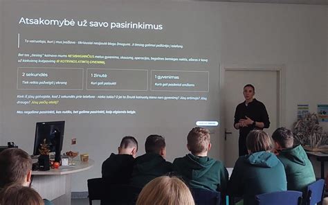 Mokiniai dalyvauja projekte